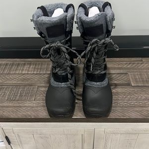North Face women’s snow boots.